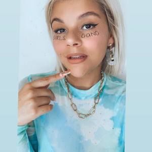 Meet your Posher, Yoli